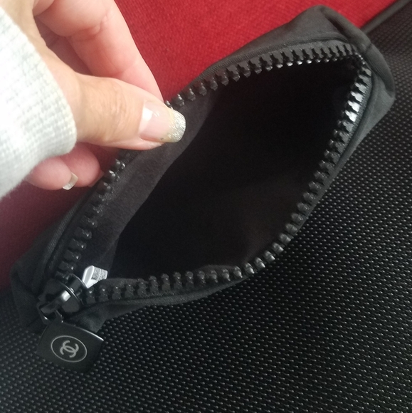 CHANEL Black Zippered Neoprene Cosmetic Clutch Bag Pouch - Picture 4 of 9